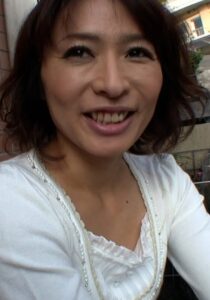 小ぶりな乳房にデカ乳首、淫靡な剛毛、可愛い顔立ちから想像できない下品な肉体！旦那さんの肉棒しか知らない美熟女が淫乱開花の変態SEXにハマる！[h_1724h088g00005]