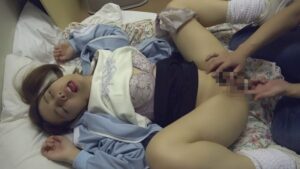 新宿歌舞伎町の闇！錯乱し笑みを浮かべる茶髪ツインテパリピギャル！[h_1724a122b00004]