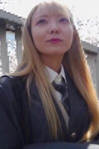 金髪ギャルの制服女子とおじさんの裏行為[h_1825tssr02501]