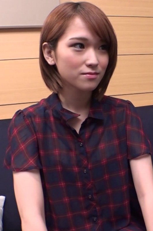 おじさんのためにセクシーな下着をつけてセックスの相手をするスレンダー美少女[h_1825tssr02601]