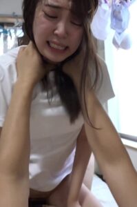 男2人に激しくヤられて涙目の汗だくセックス[h_1825tssr02605]