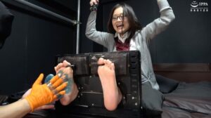 (雪奈真冬)「くすぐりグローブ＋ローションで足が無くなるくらいくすぐったいと叫ぶ真冬ちゃんの足枷くすぐり！」わかしラボ WAKA-068 雪奈真冬 3[h_1416ad01869]